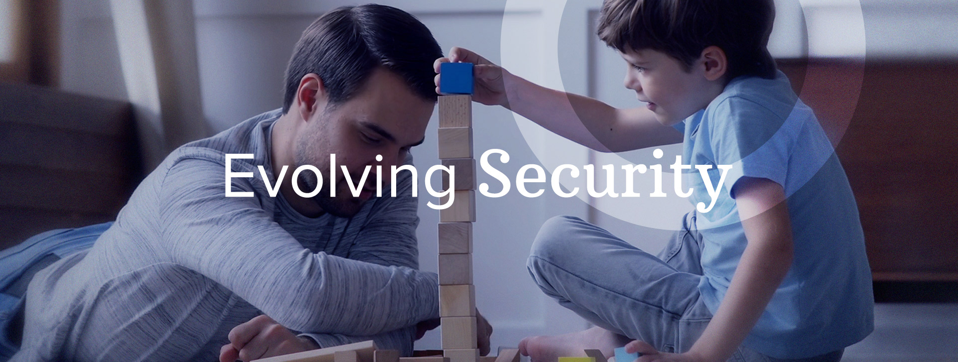 Immagine padre e figlio nella sicurezza della propria casa